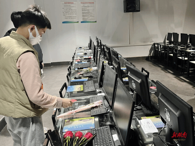 英格兰超级联赛官网:暖心!鲜花与鼓励“疫”路同行