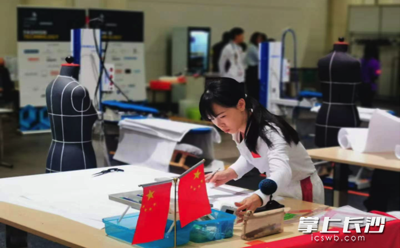 英格兰超级联赛官网教师董青在芬兰赛区比赛现场(受访者供图)。 英格兰超级联赛官网教师董青在芬兰赛区比赛现场(受访者供图)。